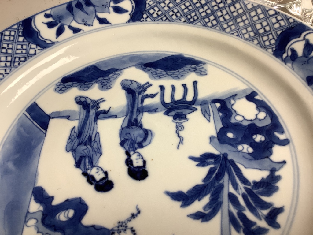 A Chinese Kangxi blue and white plate, diameter 21cm